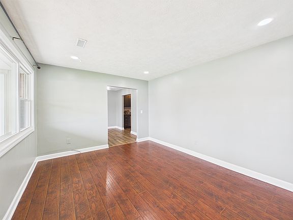 3rd image of 210 Mason St