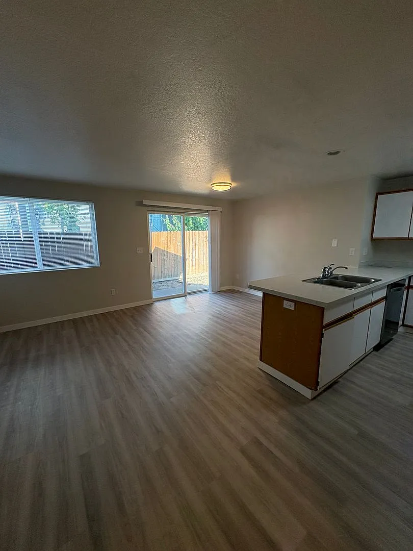 Castle Apartments — Photo 3