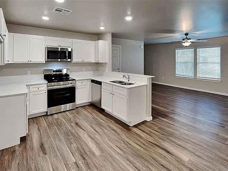 1104 Ashton Ln — Photo 13