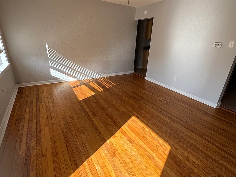 1011 N Pine St — Photo 3