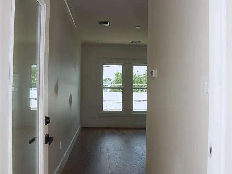 1836 Cortlandt St — Photo 14