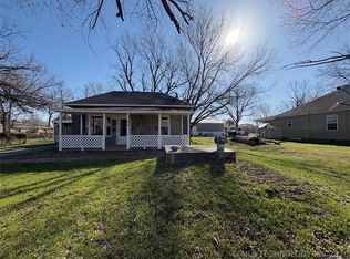 417 S 4th St, Morris, OK 74445