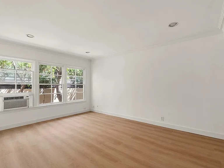 346 N Palm Dr #4 — Photo 5