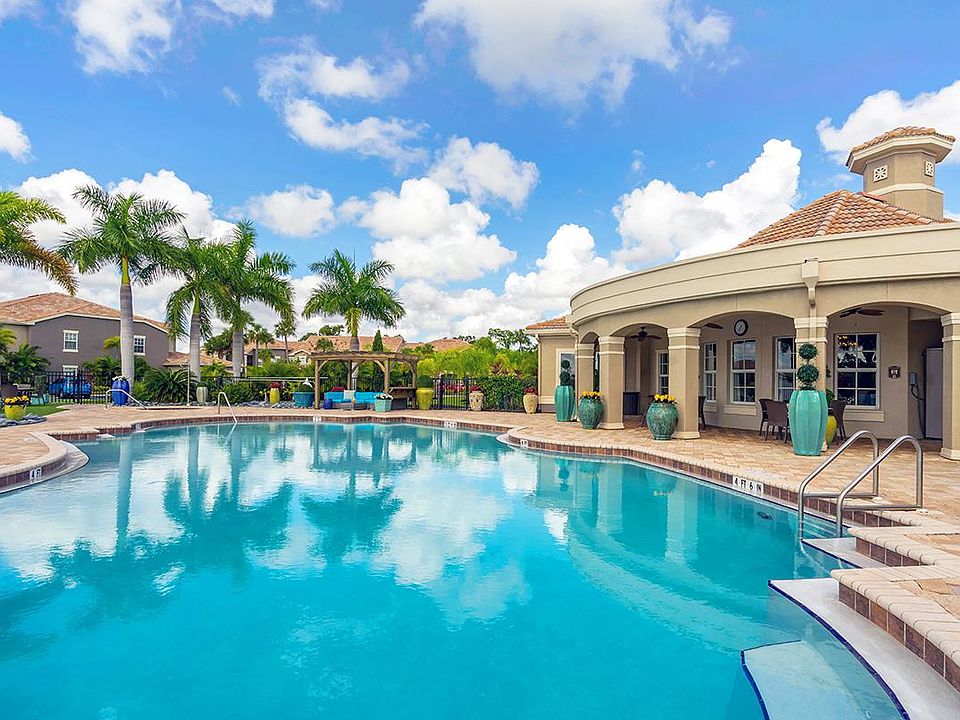 Cool off from the Florida sun in our beautiful sparkling pool. Enjoy free Wi-Fi by the pool as well!
