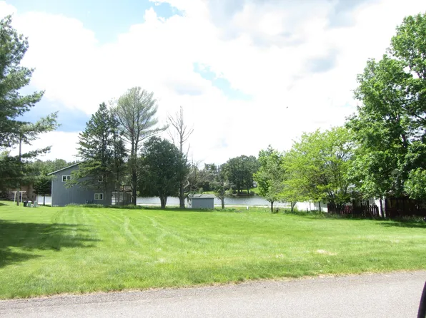Hirzel St N, Eagle River, WI 54521