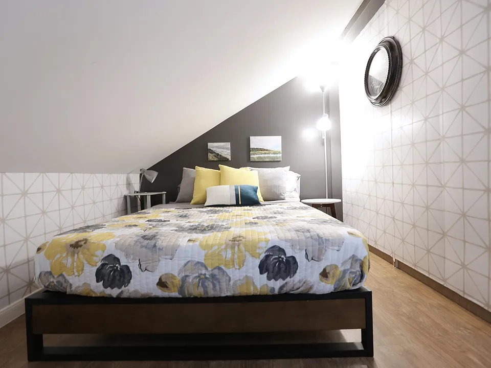 Full size platform bed