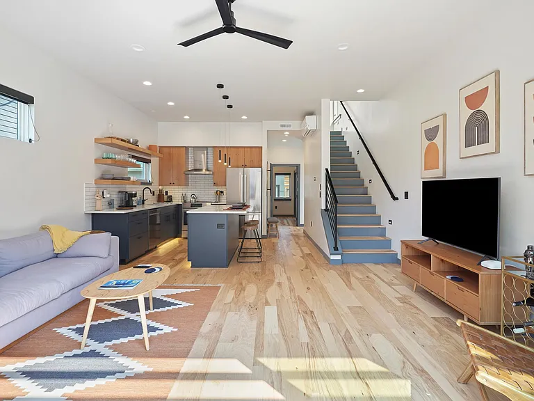 36 SW Roosevelt Ave — Photo 3