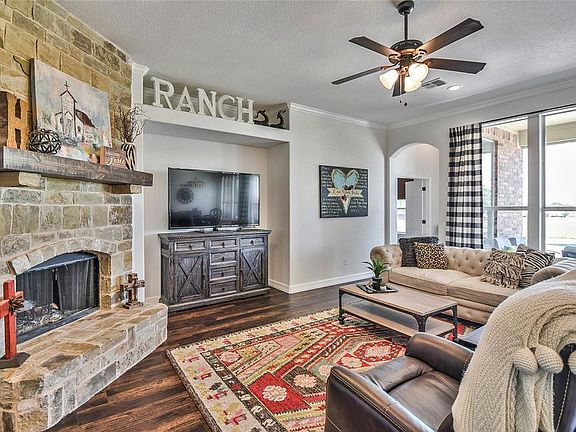 4th image of 144 Pepperbush Ln