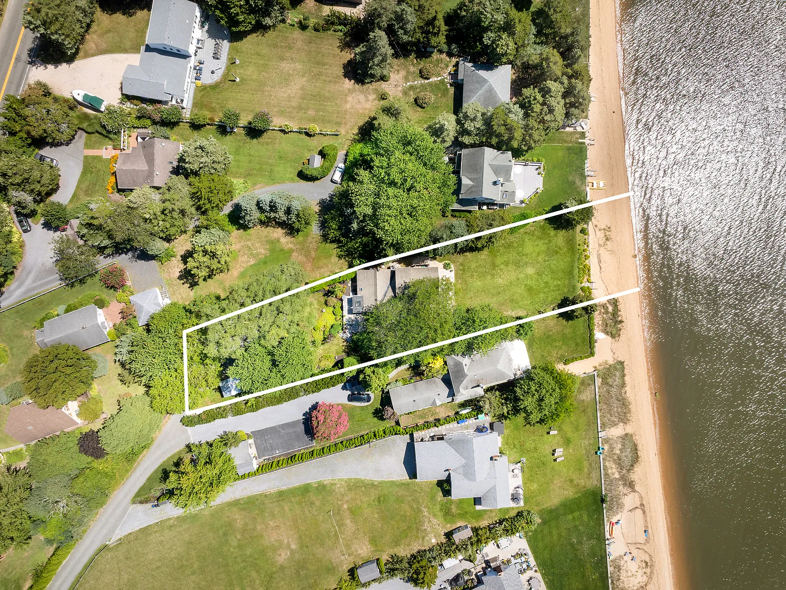 Beachfront Retreat on Great Peconic Bay — Photo 2