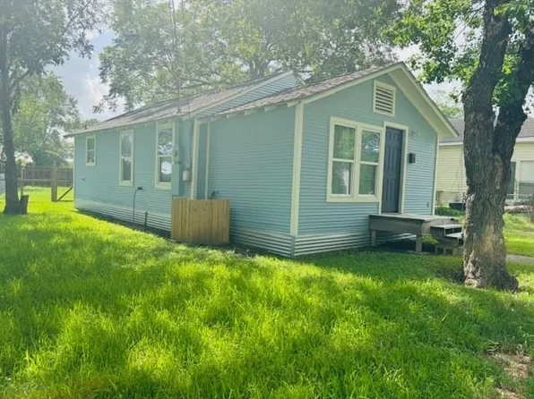 411 S Market St, Hallettsville, TX 77964