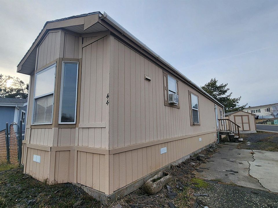 1st image of 255 NW Golden Hills Dr Space 44