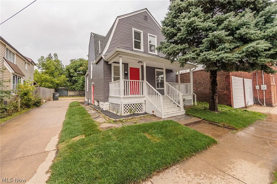 3 bed, 2.0 bath, 1200 sqft, $2,300 — Photo 1