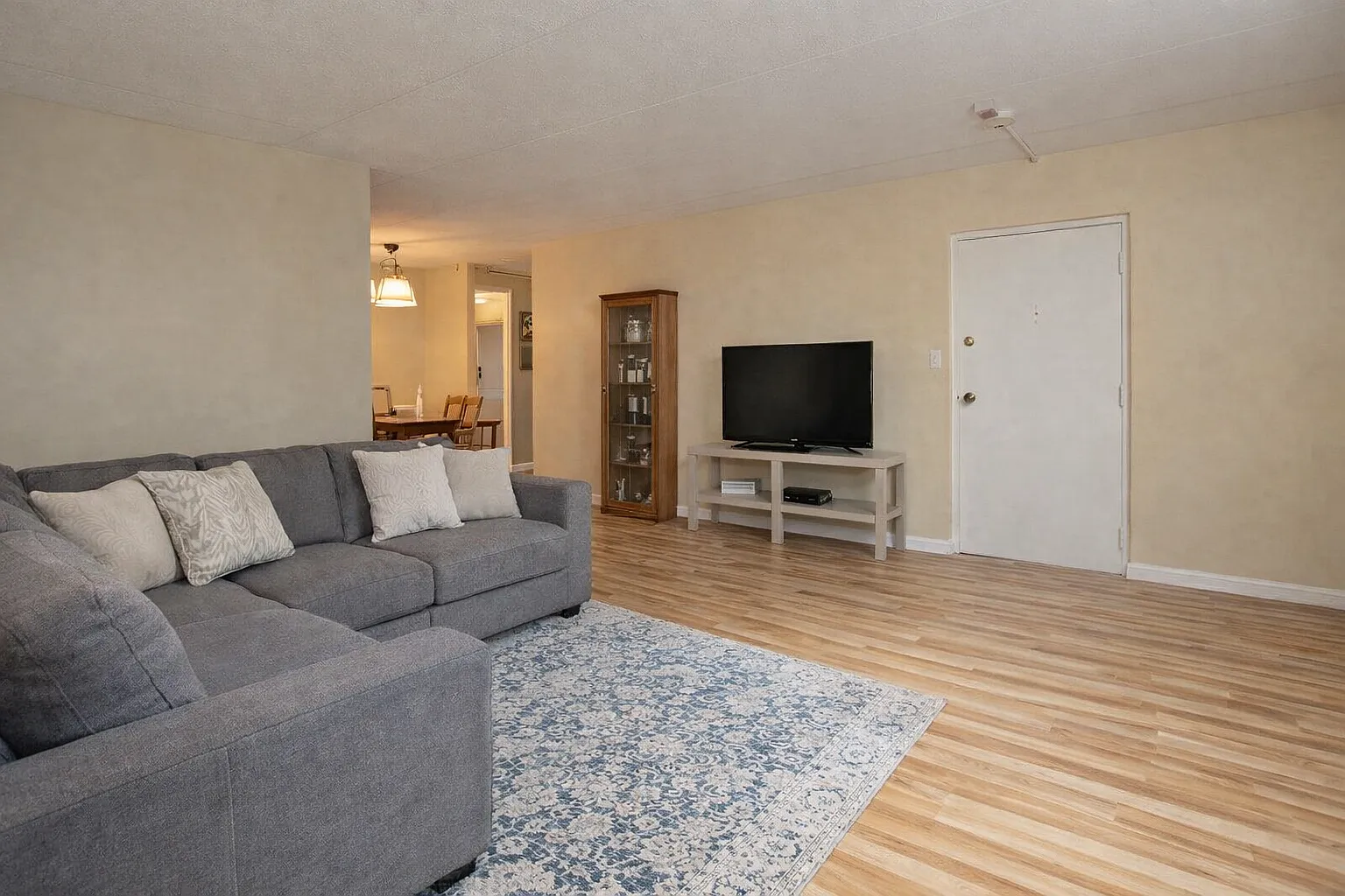 2 bed, 920 sqft, $2,600 — Photo 3