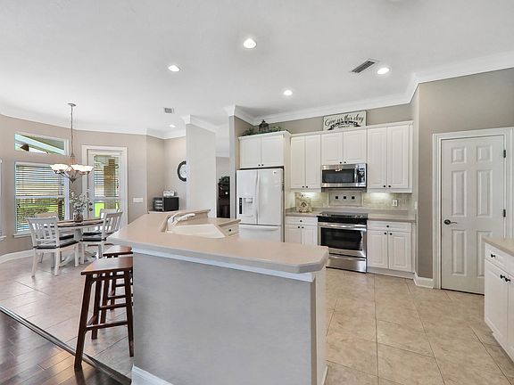 4th image of 332 Summerset Dr