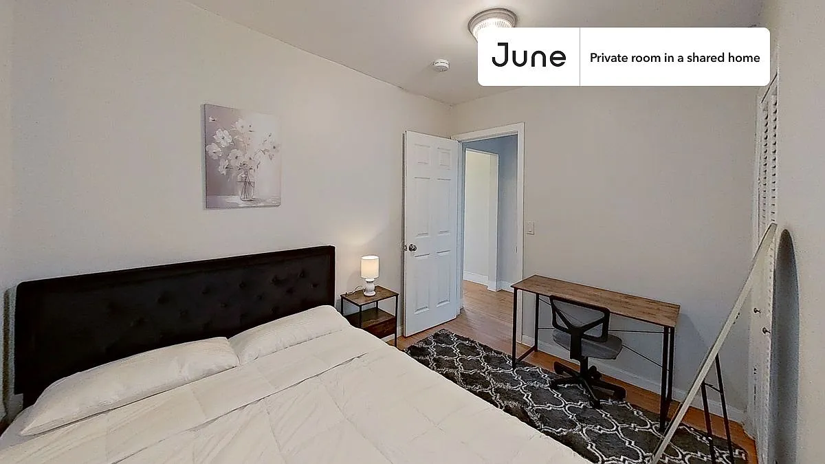 Queen bedroom in 3 bed/1 bath home in East Cambridge #1812 B — Photo 2