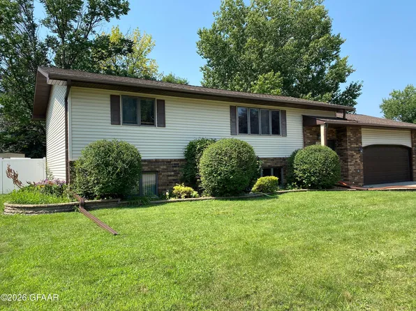 1718 S 35th St, Grand Forks, ND 58201