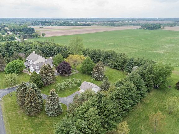 3rd image of N1221 Country Crest Cir