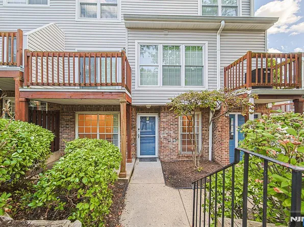 240 Village Circle Dr, Fort Lee, NJ 07024