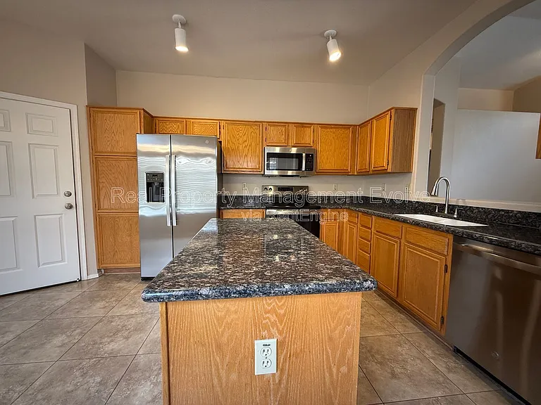 6814 W Louise Dr — Photo 6