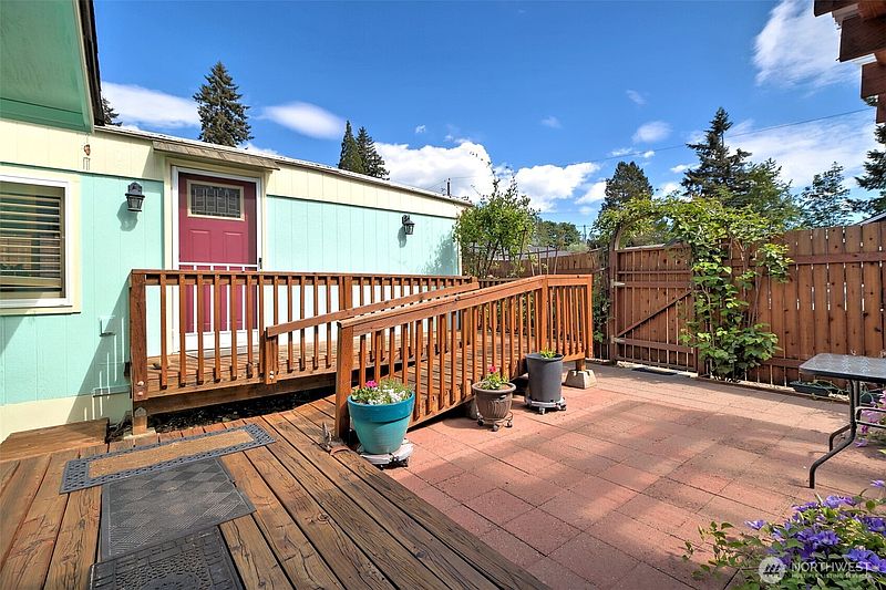 2nd image of 302 E Oak Street
