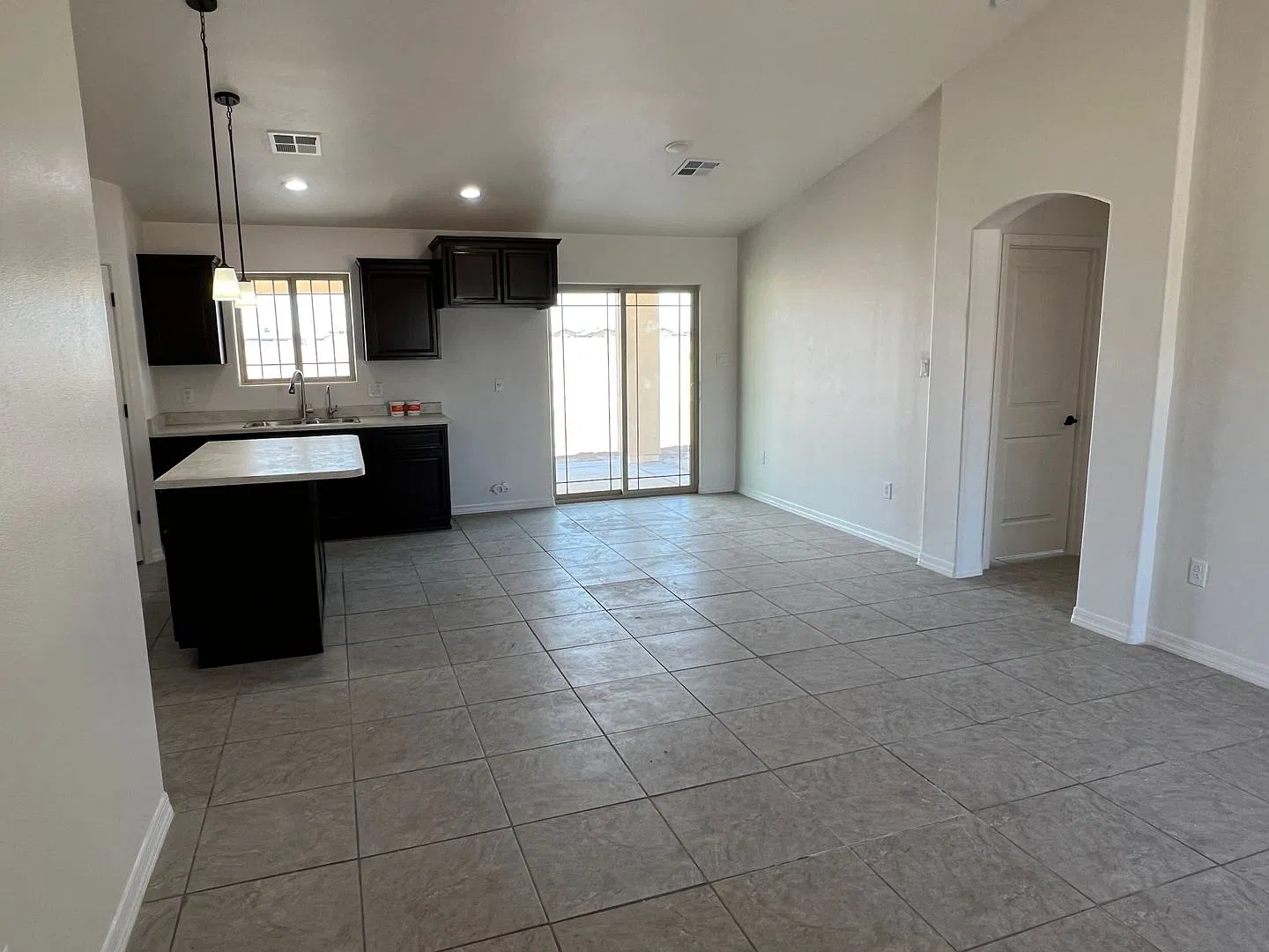3 Bedroom Split Floor Plan with 2 bathrooms en San Luis AZ. Lista para rentar. — Photo 3