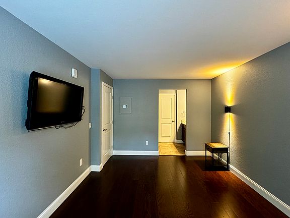 3rd image of 4173 W Lake Sammamish Pkwy SE APT A204