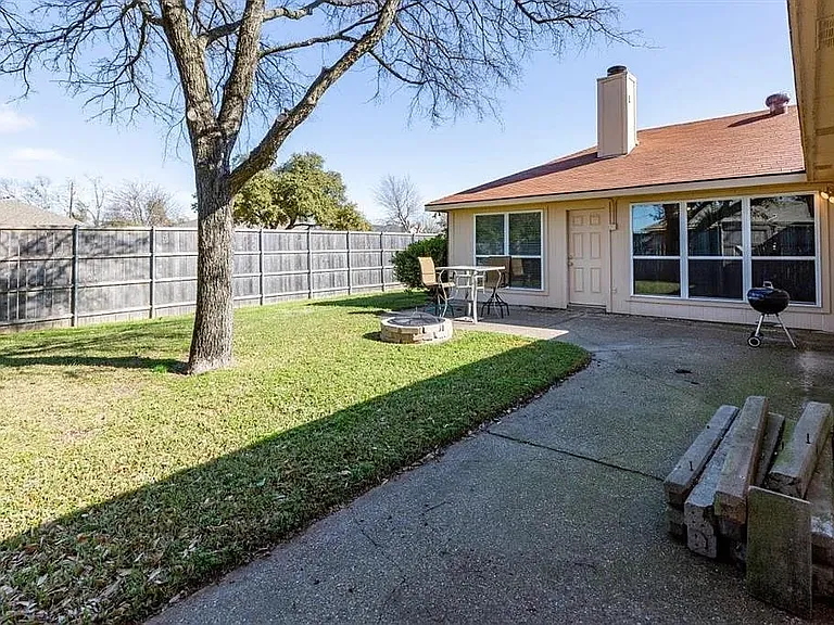 2321 Shadyoaks Ln — Photo 2