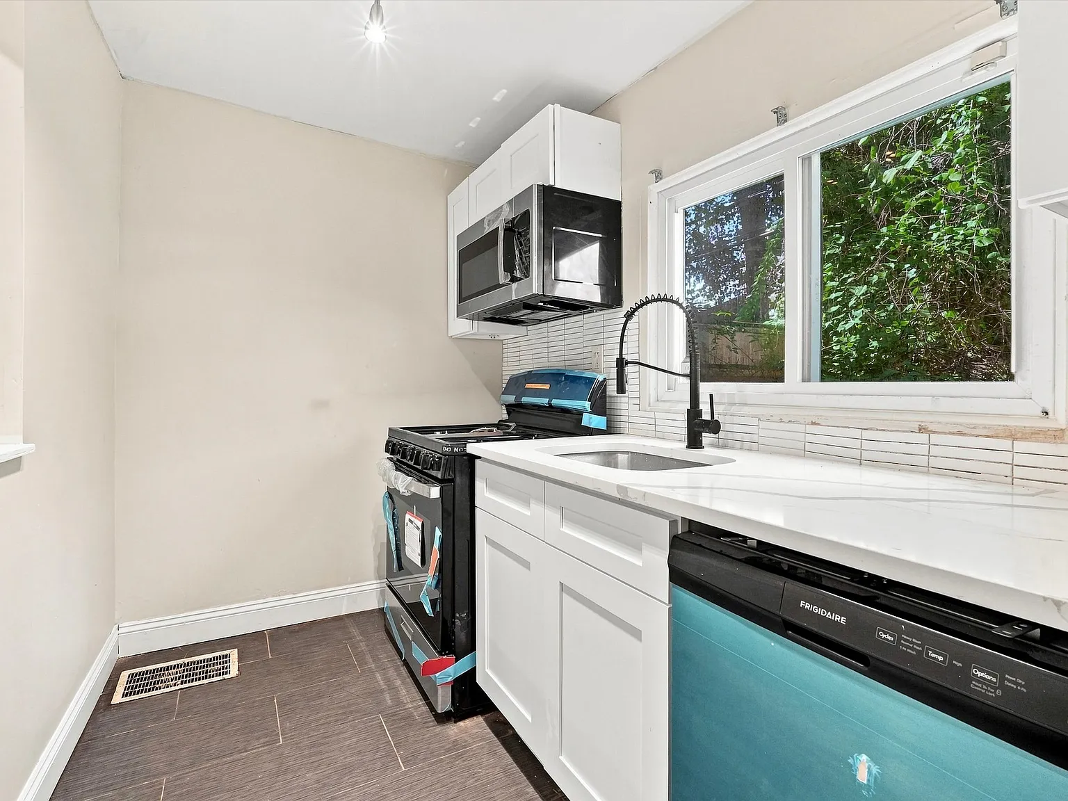 3 bed, 1.5 bath, 1330 sqft, $1,895 — Photo 4