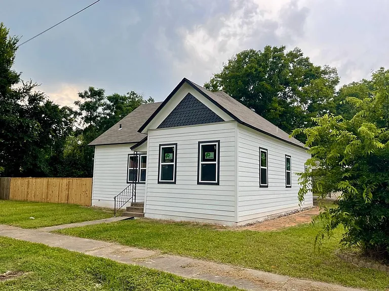 806 N Central Ave — Photo 1