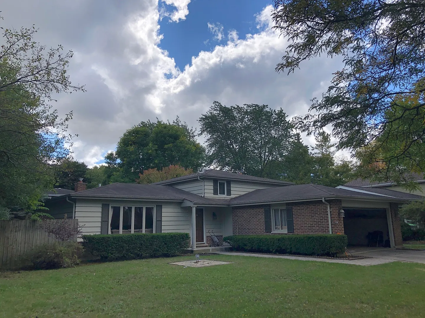 1033 Tamarack Ln photo 1