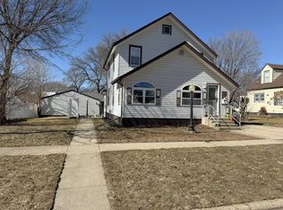 709 N 10th St, Estherville, IA 51334