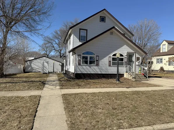 709 N 10th St, Estherville, IA 51334