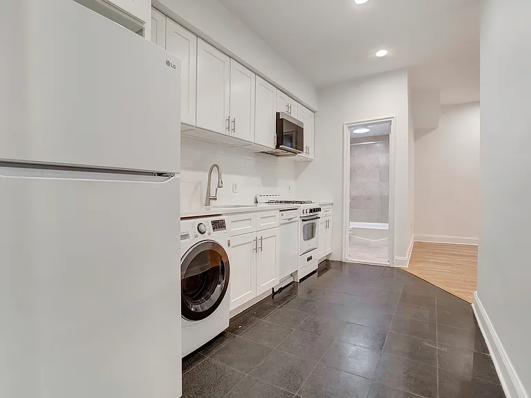 185 E 3rd St #1A — Photo 2
