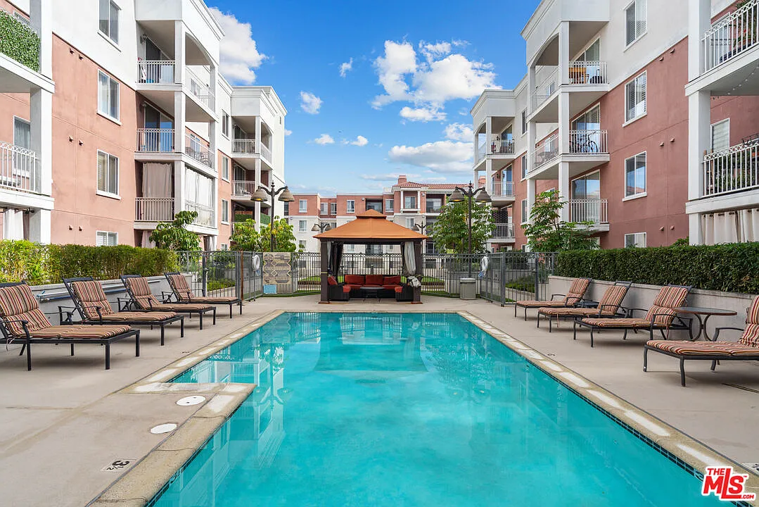 2 bed, 2.0 bath, 1000 sqft, $3,500 — Photo 2
