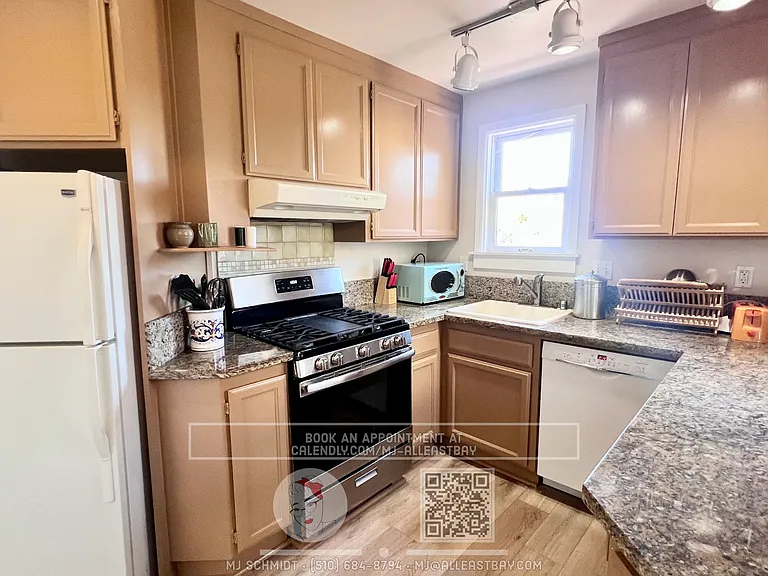 Large top floor 3 bedroom fully furnished walking distance to UC Berkeley Campus! — Photo 5