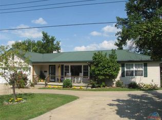 906 S 6th St, Clinton, MO 64735