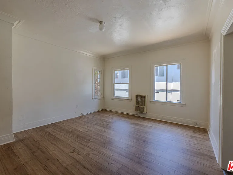 946 S Burlington Ave #212 — Photo 4