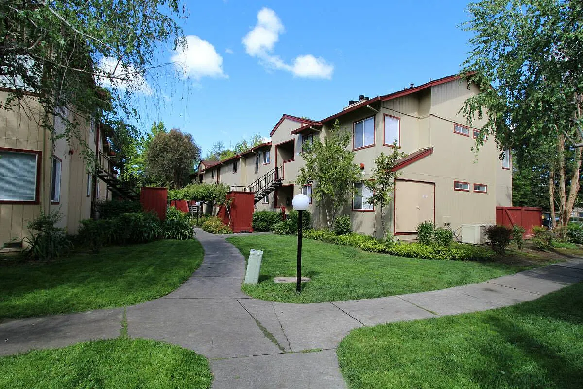 Walnut Apartments — Photo 2
