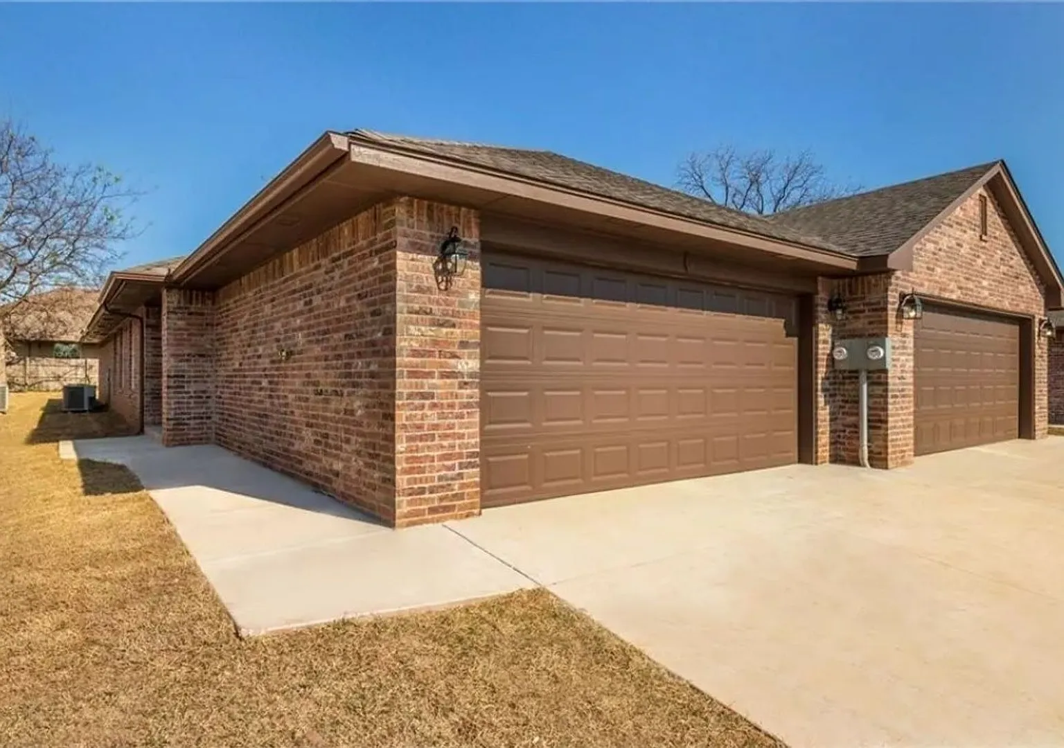 Modern finishes, low traffic cul-de-sac, walking track, walk to downtown Edmond events! — Photo 1