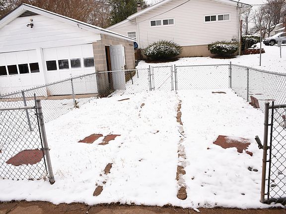 Good sized area for dogs. Gates will be put back if required by me. Previous