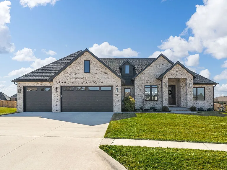 4464 E Lancaster Way — Photo 2