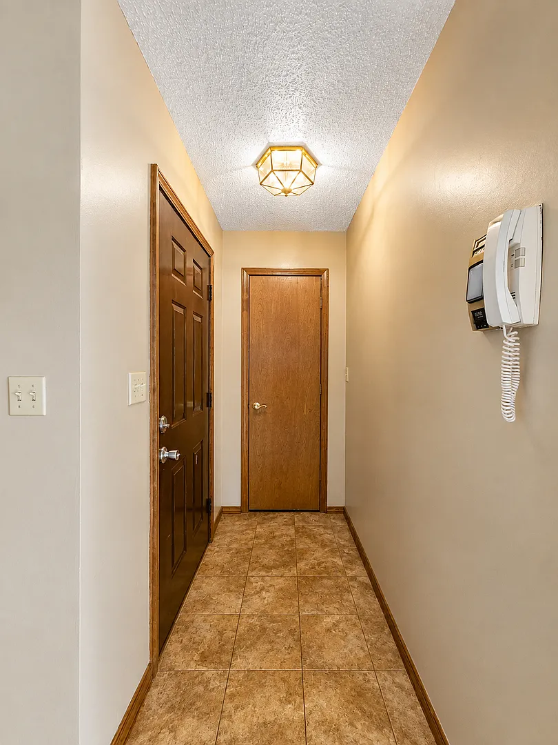 2 Bedroom | 1 Bath | Court Yard| Downtown | Close to MSU, Drury and Nightlife | Small Pets Welcomed — Photo 3