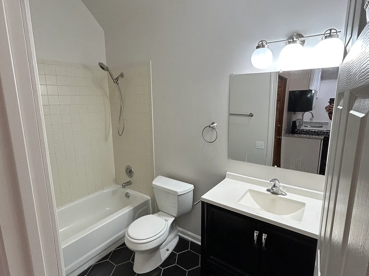 3831 N Southport Ave — Photo 4