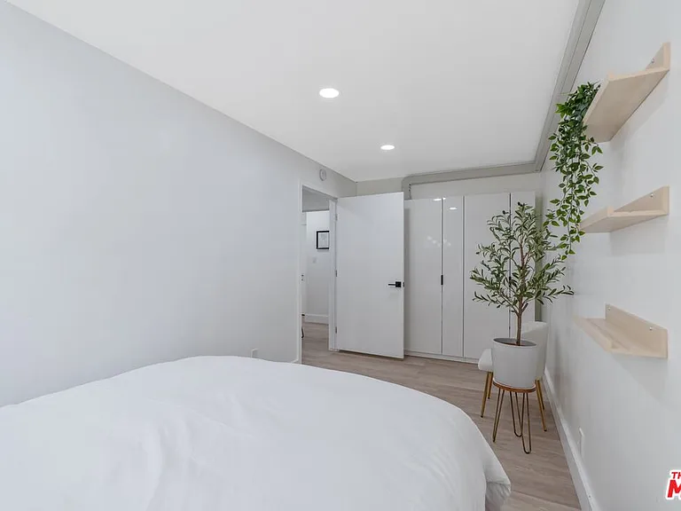 1525 E 2nd St #5 — Photo 7