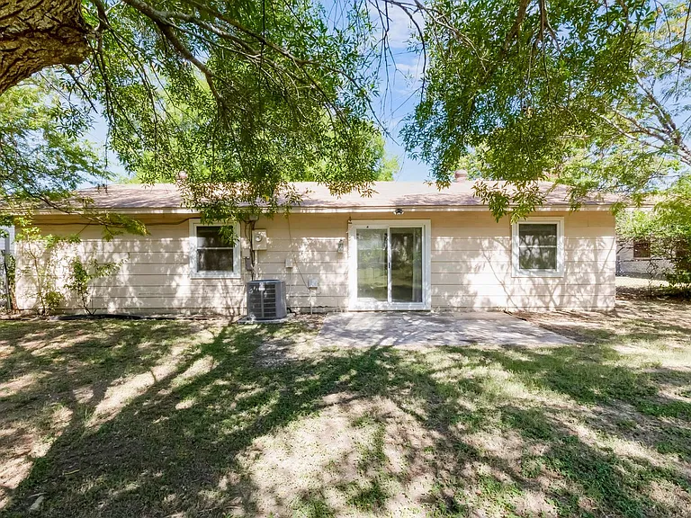 2404 Andover Dr — Photo 27