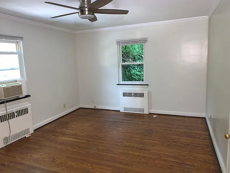 2976 Linwood Ave — Photo 4