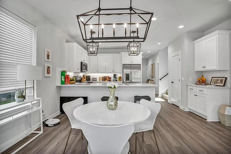 4 bed, 4.0 bath, 2100 sqft, $4,100 — Photo 4