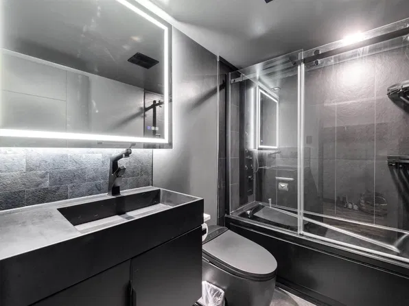 10150 117th St NW #1702, Edmonton, AB T5K 2J2