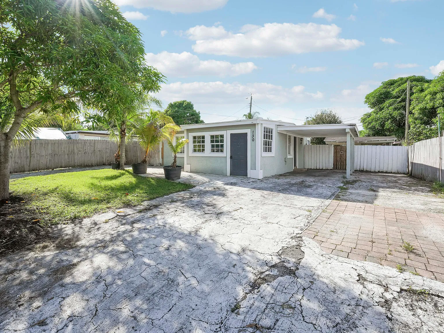 3 bed, 1.0 bath, 1001 sqft, $2,700 — Photo 2