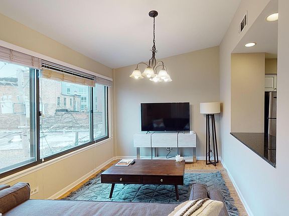 2nd image of 4008 N Clarendon Ave Unit 2